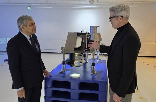 Union Minister Ashwini Vaishnaw Visits ASML Headquarters in the Netherlands